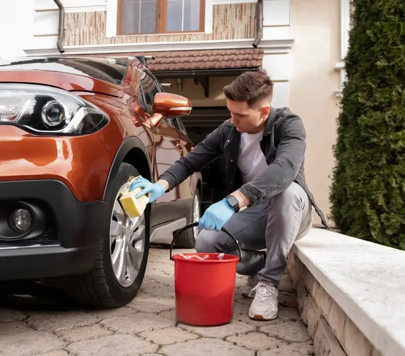Lavage auto à domicile Les Montils : professionnel intervenant sur un véhicule